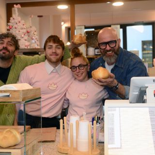 Ernesto Crespi e Riccardo Federici con Camilla, che gestisce il locale, e Mike