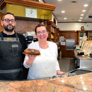Valentina e Andrea Cardani, figli di Luigi e nipoti di Adele ed Ettore: sono loro oggi i rappresentanti della famiglia che da sempre conduce il Brenna di Biumo. Nelle foto in galleria la pasticceria com'era una volta e com'è adesso
