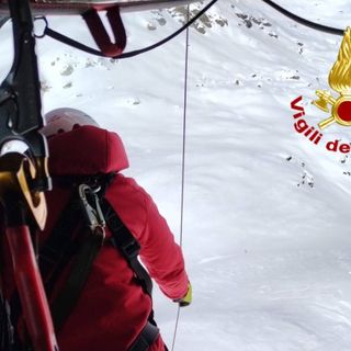 Escursionista in difficoltà nella neve in Val Vigezzo, salvato con l'elicottero Drago 166 di Malpensa