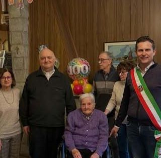 I festeggiamenti per i 100 anni della signora Teresa Cremona (foto dalla pagina Facebook del sindaco Premazzi)
