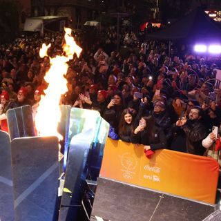 La fiaccola olimpica arriva a Varese: spettacolo al palaghiaccio, staffetta e accensione ai Giardini
