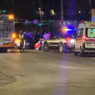 Le operazioni di soccorso per la donna investita questa sera in piazzale Trento a Varese