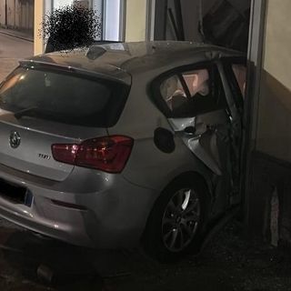 Auto impazzita in piazza Vittorio Emanuele, distrutta una vetrina