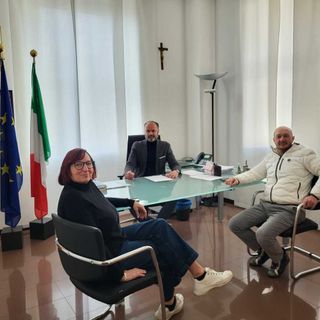 La giunta comunale di Caravate con il sindaco Tardugno, la vice Azzimonti e l'assessore Rosnati