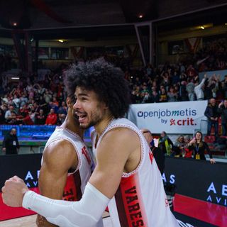 Olivier Nkamhoua abbraccia Renfro: Varese ha vinto Olivier Nkamhoua abbraccia Renfro: Varese ha vinto