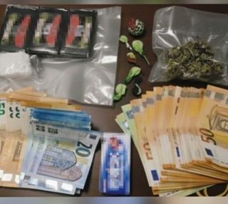 Sull'Autostrada dei Laghi con una busta termosaldata piena di droga in macchina: in manette un 24enne e denunciato un minorenne