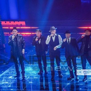 L'esibizione di J-Ax con Cochi, Paolo Rossi, Paolo Jannacci, Ale e Franz sul palco dell'Ariston (foto da Sanremonews.it)