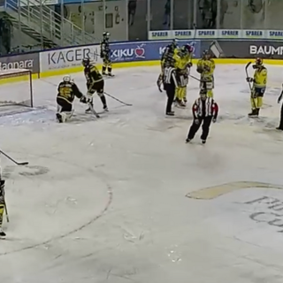 L'Appiano festeggia il 3-0 segnato dopo un netto fallo su Schina non sanzionato