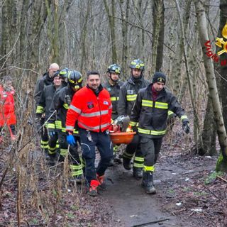 L'intervento di soccorso dei vigili del fuoco nei boschi di Turate L'intervento di soccorso dei vigili del fuoco nei boschi di Turate