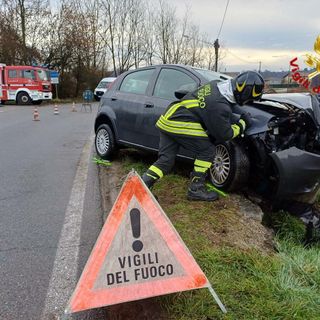 Ispra, auto contro palo della luce: ragazzo di 21 anni finisce al pronto soccorso