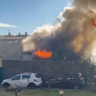 L'incendio scoppiato ad Arcisate