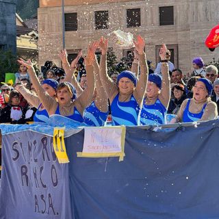 Uno dei tanti "gruppi allegorici" in sfilata oggi a Varese (tutte le foto di Samuele Lucchi)