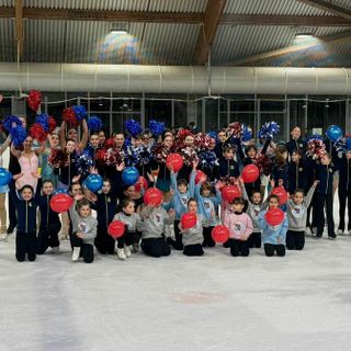 Piccoli e grandi della Varese Ghiaccio nella culla di via Albani all'arrivo della torcia olimpica