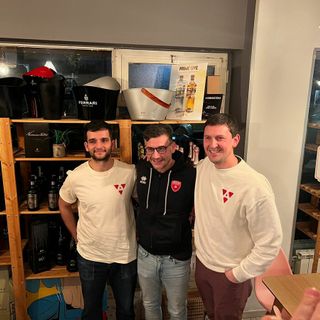 Zach Sogolow e Maks Horowitz insieme al responsabile comunicazione stampa di Pallacanestro Varese Marco Gandini