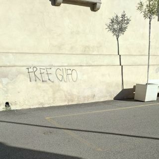 «Free Gufo». Imbrattata la chiesa vecchia di Sacconago