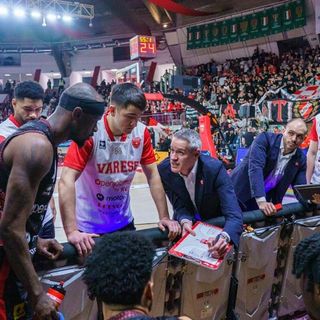 La Openjobmetis attorno a coach Kastritis durante un timeout (foto Fabio Averna)