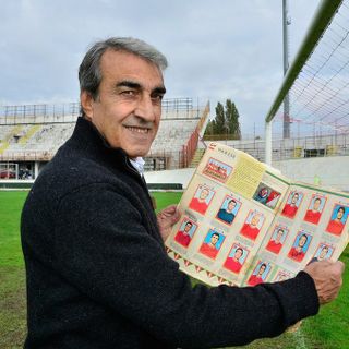 Pietro Anastasi nel prato del suo Franco Ossola con l'album delle figurine del Grande Varese in cui esplose