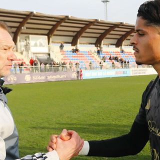 Stretta di mano finale Spilli-Costantino (foto Scaringi)
