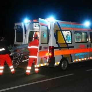 Auto sfonda il guard rail e finisce sul tetto di una casa: muore un giovane di 30 anni