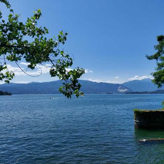Uno scorcio suggestivo dal lago Maggiore dal parco delle Torrazze di Laveno