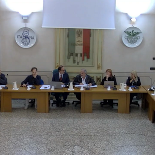 Una seduta del consiglio comunale di Laveno Mombello