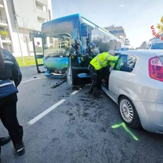 Frontale tra un'auto e un pullman a Lissone: 25enne elitrasportata al Circolo in codice rosso