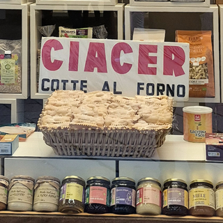 Un vero manifesto: le "ciacer" in bella vista nella vetrina de "Il Cantù"