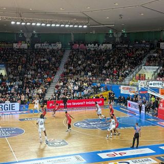 Vittoria Varese in un PalaCarnera esaurito