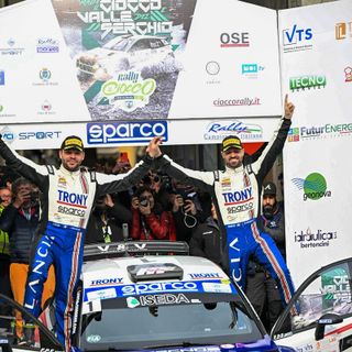 Andrea Crugnola (a destra) in trionfo con il navigatore Luca Beltrame al Ciocco sulle strade toscane (Foto Alessandro Umberto Galbiati)