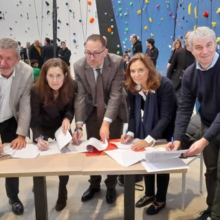 La firma del protocollo tra istituzioni questa mattina nella nuova palestra di arrampicata di San Fermo: da sinistra Giuseppe Carcano, dirigente dell’Ufficio Scolastico Territoriale, la preside dell’Istituto comprensivo Varese 1 Caterina Gioia, il preside del Liceo Scientifico Marco Zago, la rettrice dell'Insubria Maria Pierro  e  il sindaco Davide Galimberti