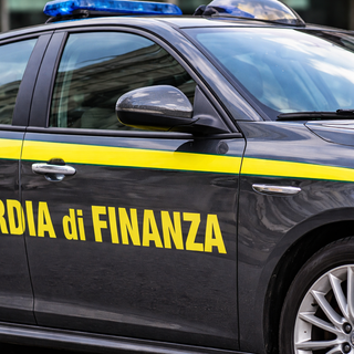 Ambulante "abusivo" di frutta e verdura scoperto dalla Finanza a Ispra. La merce sequestrata e donata a una comunità