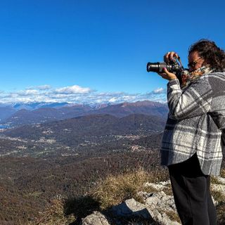 Marta Colombo in azione con la sua inseparabile macchina fotografica