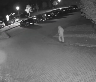 Elia Del Grande ripreso dalle telecamere della videosorveglianza di Cadrezzate durante la fuga dello scorso novembre