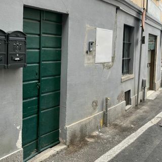 L'ingresso dell'abitazione della vittima in via Porro a Induno Olona dove si è consumata l'aggressione fatale
