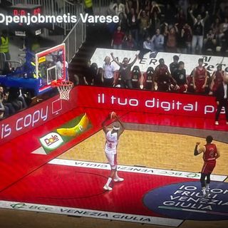Immagine simbolo del finale a Trieste: Moore intento a scagliare il pallone a terra con rabbia dopo aver fallito il canestro della vittoria, sullo sfondo della panchina di Trieste che esulta