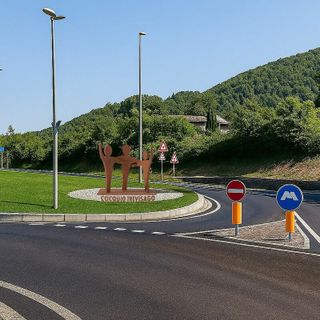 Nuova rotatoria con scultura a Cocquio Trevisago