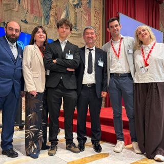 La delegazione che ha accompagnato la premiazione di Oliver, il terzo da sinistra