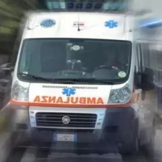Ribaltamento sulla statale 394 a Casalzuigno: un ferito