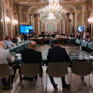 In Consiglio a Varese duello sulla sicurezza: «Il Comune non arriva mai», «Ma se il governo taglia i fondi per la polizia locale...»