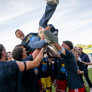 Roberto Gatti in trionfo vola... in Serie D (foto Alessandro Umberto Galbiati)