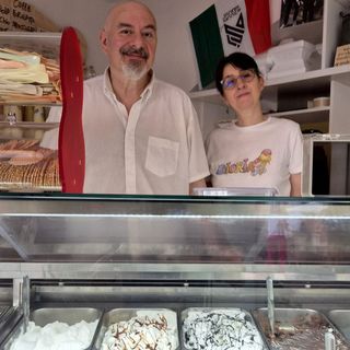 Paolo e Anita nella gelateria Gioria di piazza Carducci a Varese