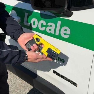 Bordonaro: «La Milano di sinistra introduce il taser e rafforza la polizia locale. A Varese continuano a dire no»