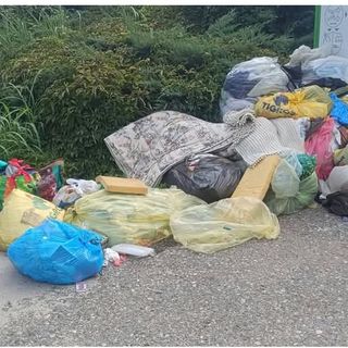Rifiuti abbandonati ad Angera Rifiuti abbandonati ad Angera