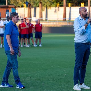 Le parole del dg Gorrasi, qui in campo con il patron Milanese, alla squadra e all'ambiente prima di una partita storica come quella di domani al Chinetti, che ritrova il campionato di Serie D dopo 15 anni