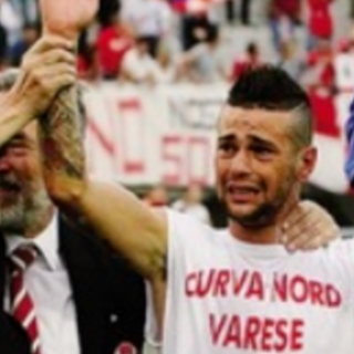Franco Lepore, 41 anni, braccia al cielo di Masnago sostenuto da Pietro Frontini nel momento dei saluti tra le lacrime