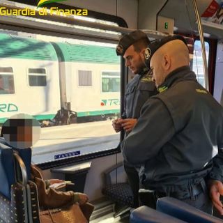 Ricercato dopo essere evaso dai domiciliari, preso al confine con la Svizzera