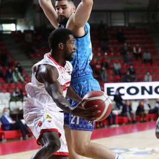 Toney Douglas in penetrazione