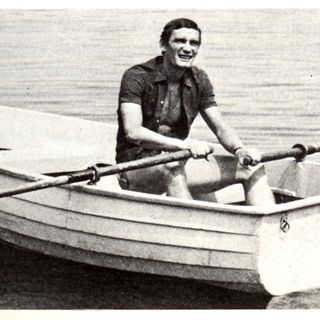 Gigi Riva in barca a Reno, a Leggiuno, nel 1969 (foto da La Varese Nascosta)