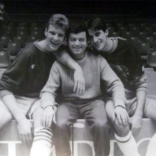 Una bellissima foto che rende davvero l'idea di cosa rappresentasse Sandro Galleani per i "suoi" giocatori: qui è abbracciato da due giovanissimi campioni, Stefano Rusconi e Cecco Vescovi