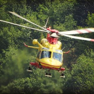 Escursionista si fa male nei boschi di Laveno. Per salvarlo in azione Soccorso alpino ed elicottero